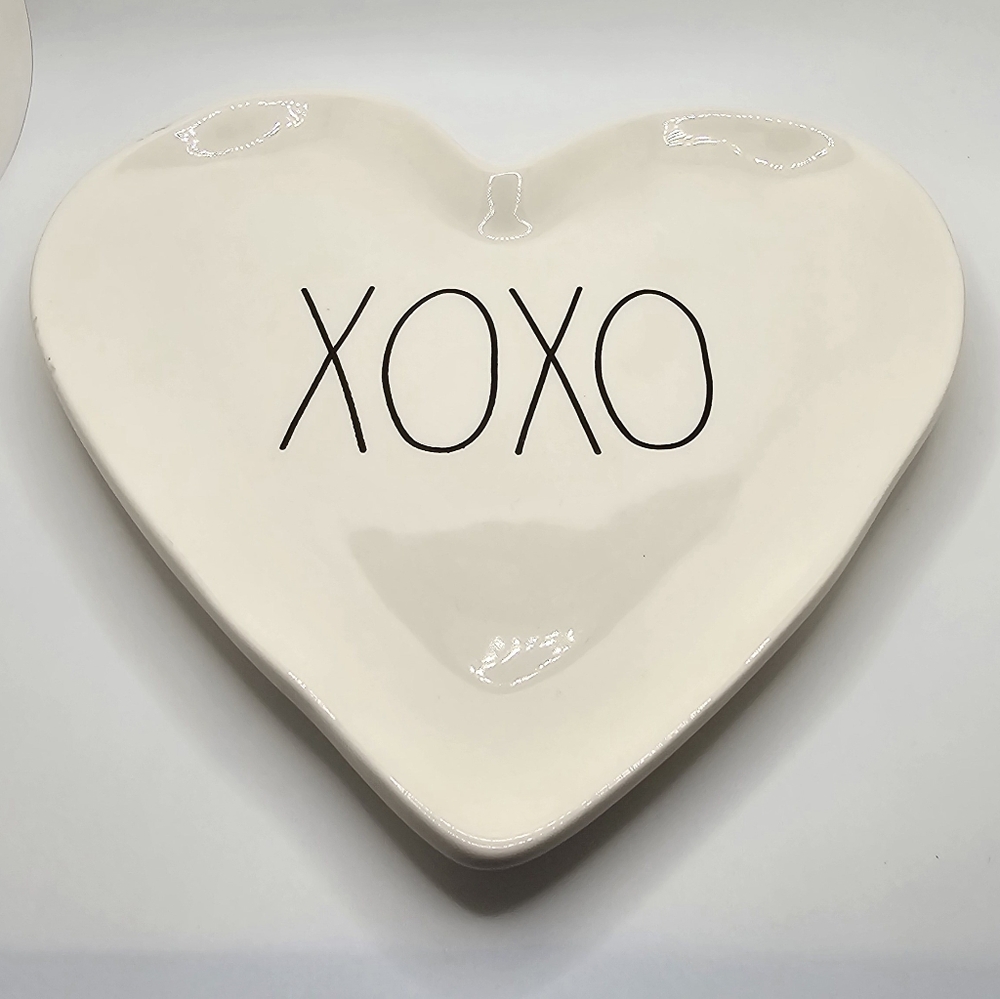 Rae Dunn Artisan Collection XOXO Heart Shaped Plate by Magenta 8.5" READ